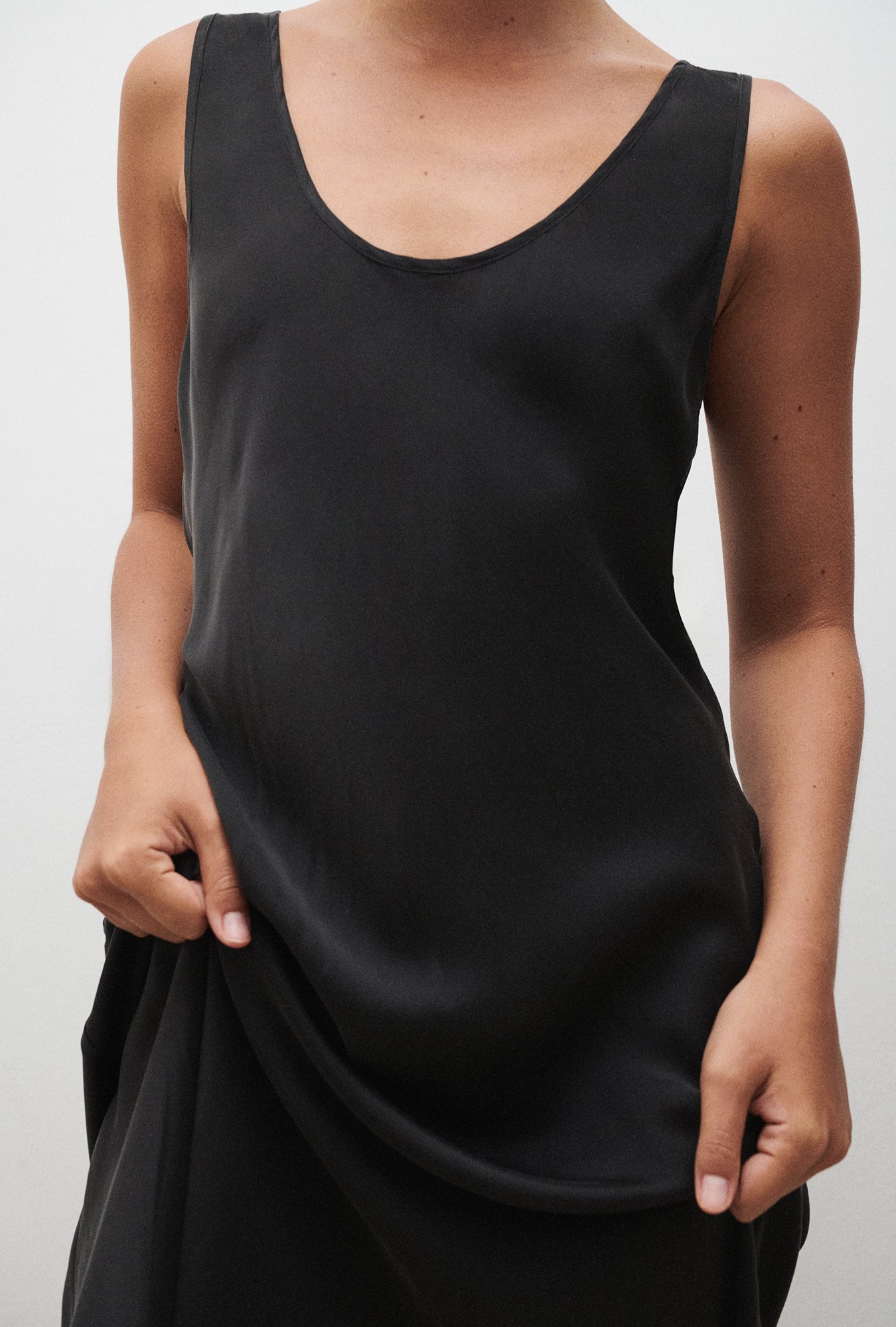 SCOOP NECK DRESS BLACK